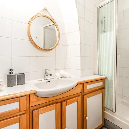 Levis Charming Place Paris