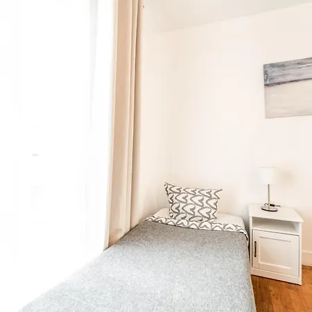 Levis Charming Place Paris